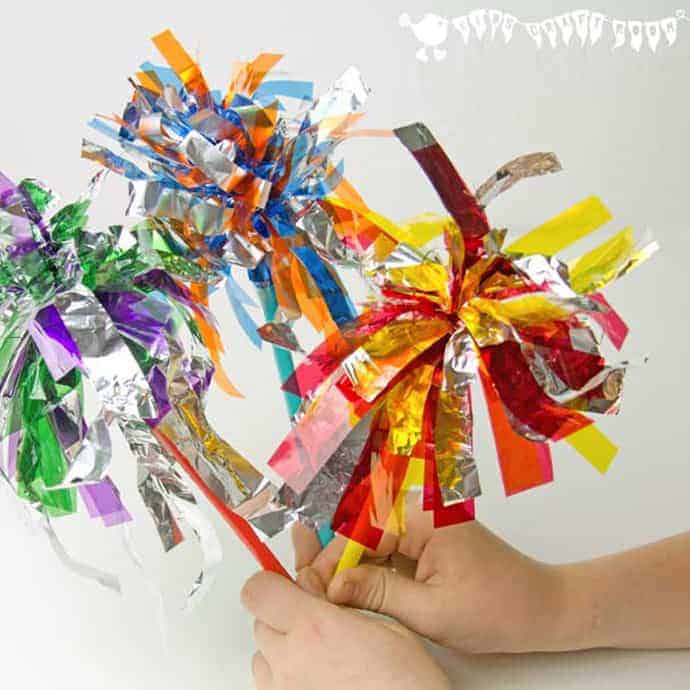 My children love sparkler fireworks but as a mum I find them a bit scary and worry about possible accidents and burns! Don't you? Whether you're celebrating Bonfire Night, Fourth of July, New Year or a birthday here's a fun Kid Safe Sparkler Firework Craft to add to the festivities.